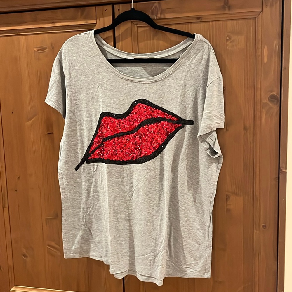 EUC gray bisou bisou tunic shirt with sequine lip